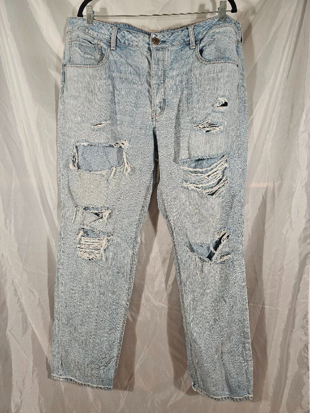 American Eagle Tomgirl distressed jeans. Size 18L. Great condition.